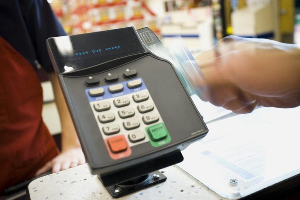 Consumidores más precavidos ante el entorno económico pero optimistas, según el Índice del Consumidor del Futuro de EY - Vida Digital con Alex Neuman