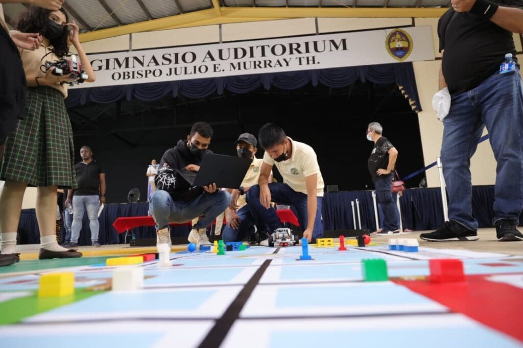 Estudiantes de Panamá Oeste y Este se preparan para las Olimpiadas Regionales de Robótica 2022 - Vida Digital con Alex Neuman