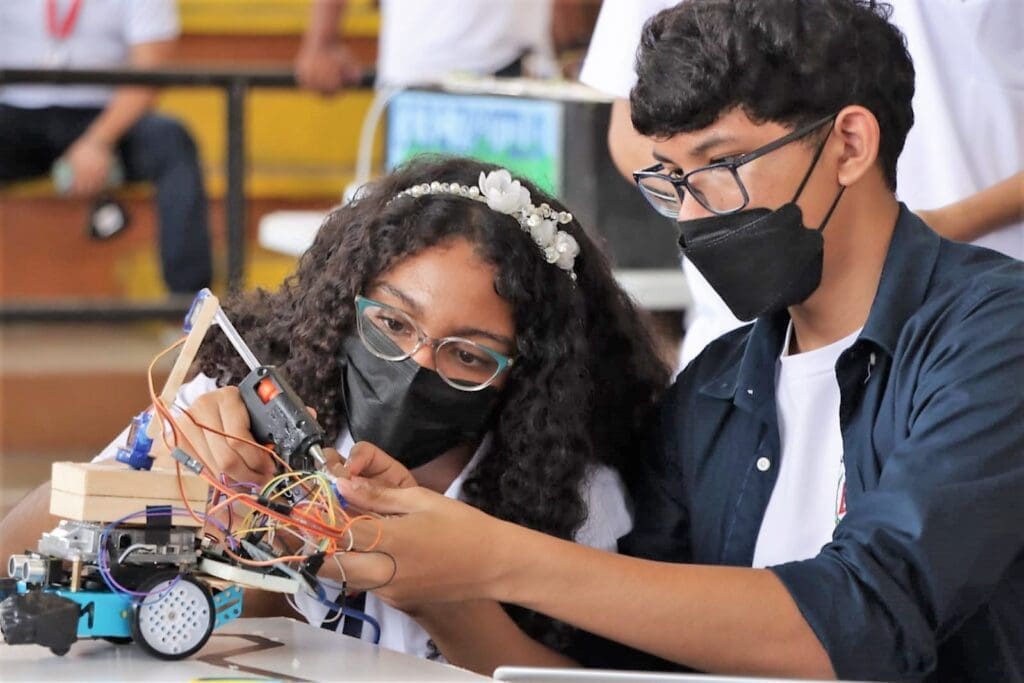 Doscientos cincuenta y un equipos buscan ocho plazas para el Mundial de Robótica - Vida Digital con Alex Neuman