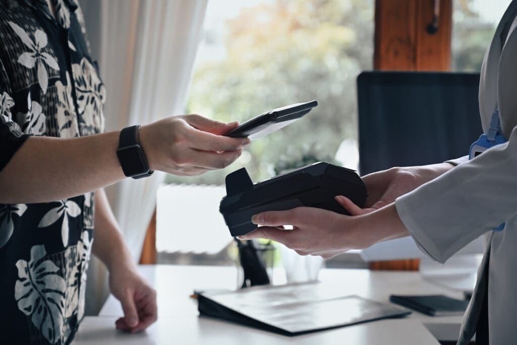 Los jóvenes de países menos bancarizados demandan más servicios y productos financieros - Vida Digital con Alex Neuman