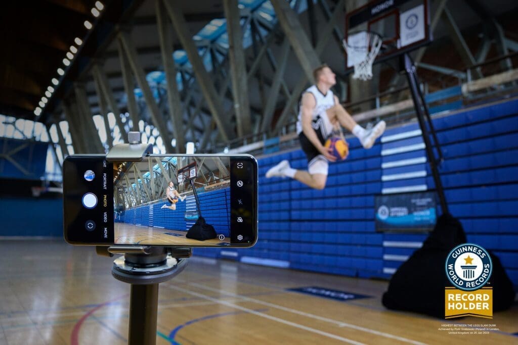 La gran cámara del HONOR Magic5 Pro captura cómo el slam-dunker “Grabo” rompe Récord Guinness mundial antes de su lanzamiento en MWC 2023 - Vida Digital con Alex Neuman