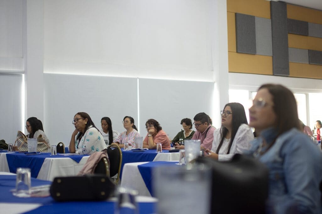 Docentes de Panamá participan del conversatorio del BID de la mano del programa Juntos Aprendemos - Vida Digital con Alex Neuman