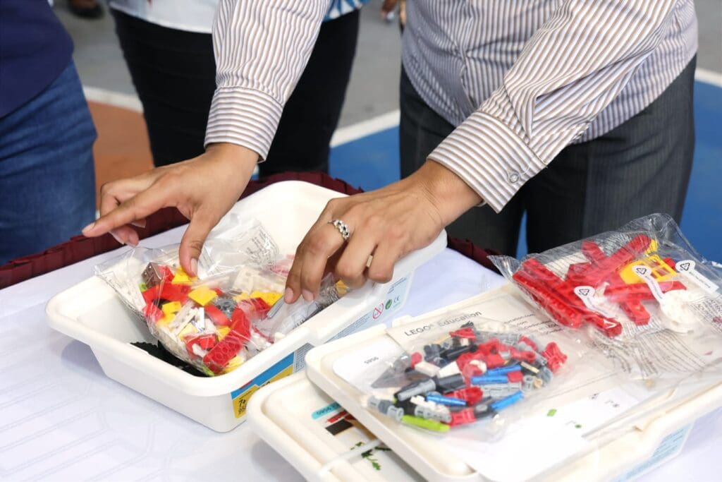 Docentes de educación primaria reciben kits de robótica - Vida Digital con Alex Neuman