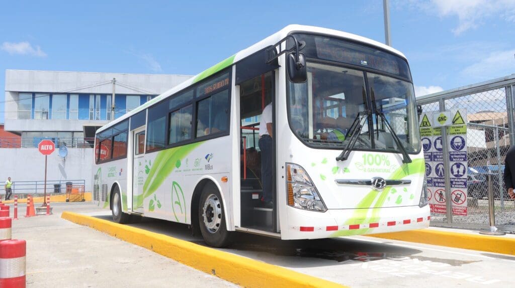 MiBus iniciará plan piloto por 6 meses con 2 buses a Gas Natural Vehicular - Vida Digital con Alex Neuman