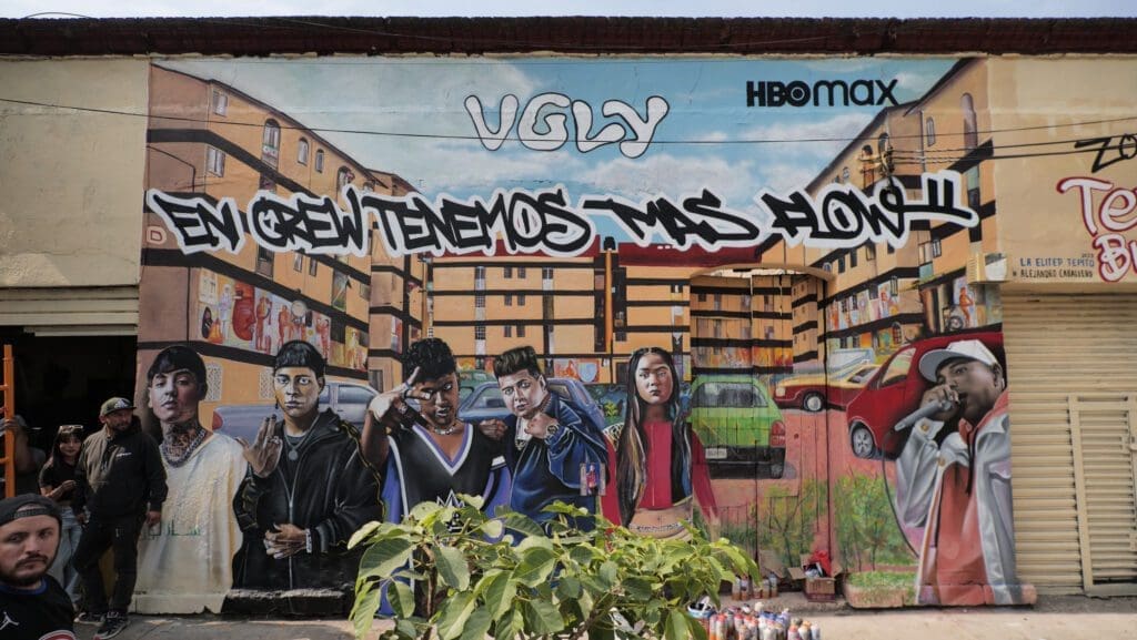 Con motivo del próximo estreno de VGLY en HBO MAX y bajo el concepto: En Crew Tenemos Más Flow, muralistas de distintas zonas de la CDMX en colaboración con el Colectivo Tepito Zona De Arte intervienen varios puntos de la Ciudad De México - Vida Digital con Alex Neuman