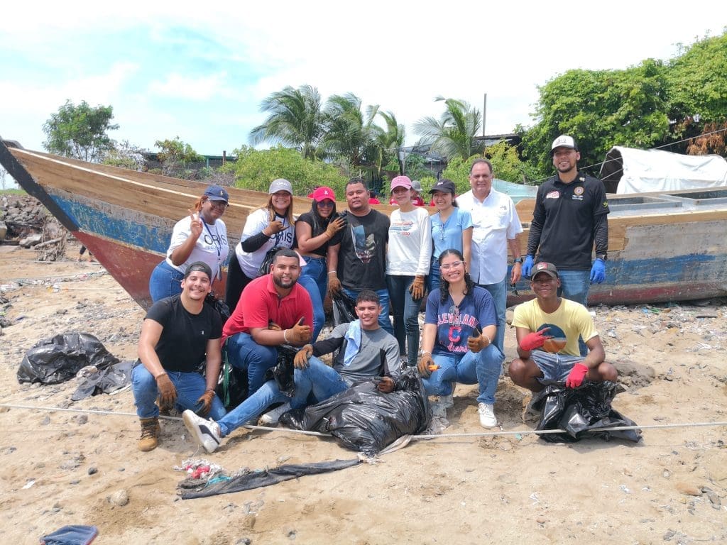 Comprometidos con la comunidad y el medioambiente, cientos de voluntarios limpiaron las playas de Veracruz en una actividad de la ADEDAPP - Vida Digital con Alex Neuman