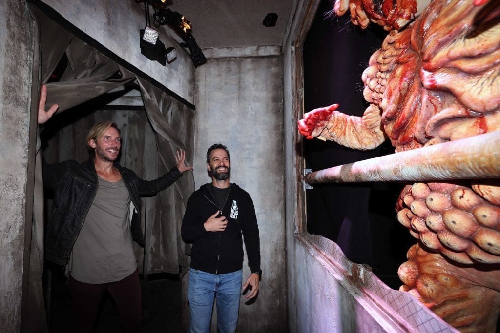 El creador de The Last of Us visita la casa embrujada del videojuego en Halloween Horror Nights de Universal Studios - Vida Digital con Alex Neuman