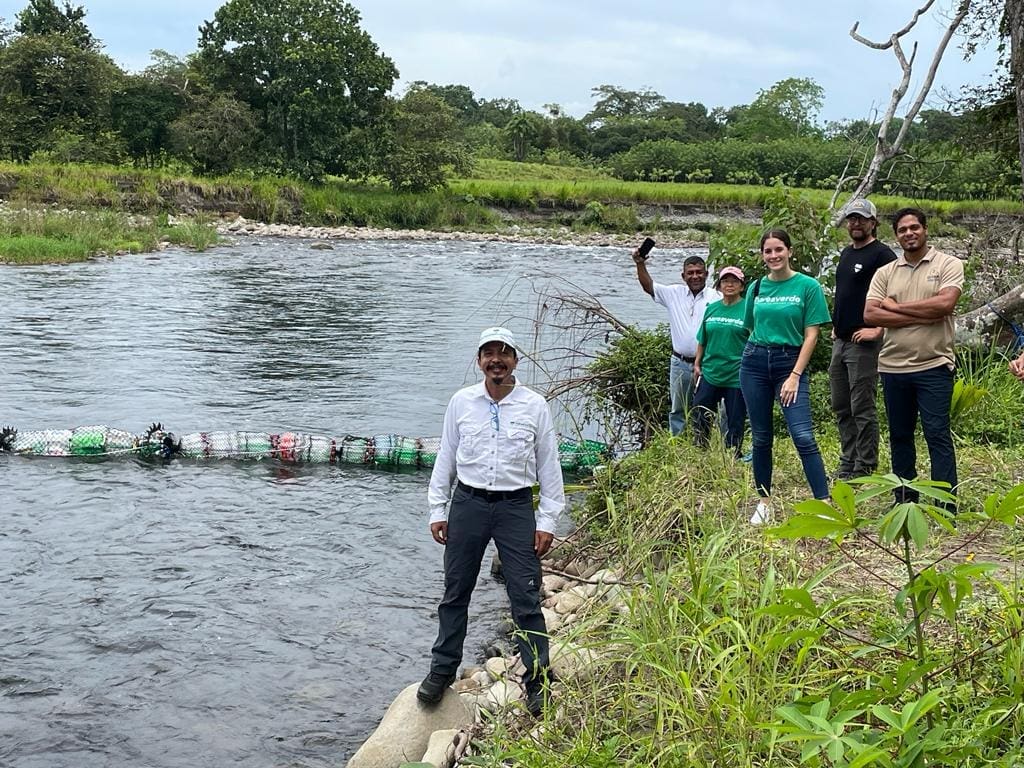 Instalan barreras flotantes para atrapar desechos en el río Escárrea en Chiriquí - Vida Digital con Alex Neuman