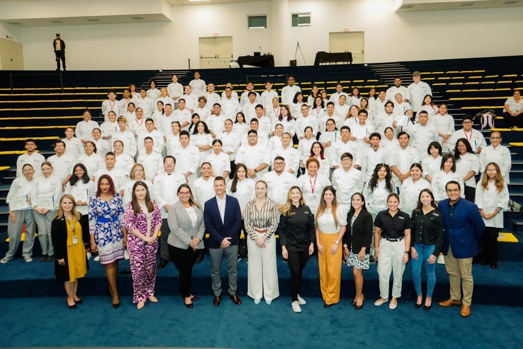 130 jóvenes panameños del Instituto Técnico Superior Especializado (ITSE) se gradúan del programa YOCUTA de Nestlé - Vida Digital con Alex Neuman