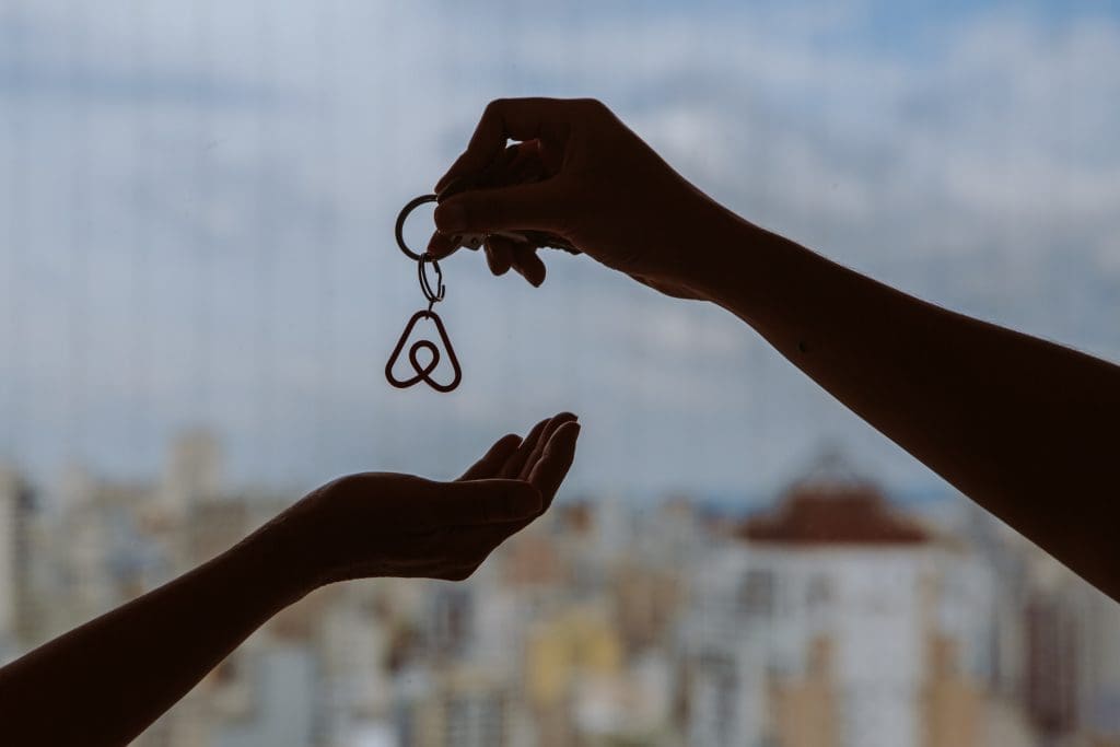 Entidad panameña es seleccionada para el Fondo Comunitario de Airbnb - Vida Digital con Alex Neuman