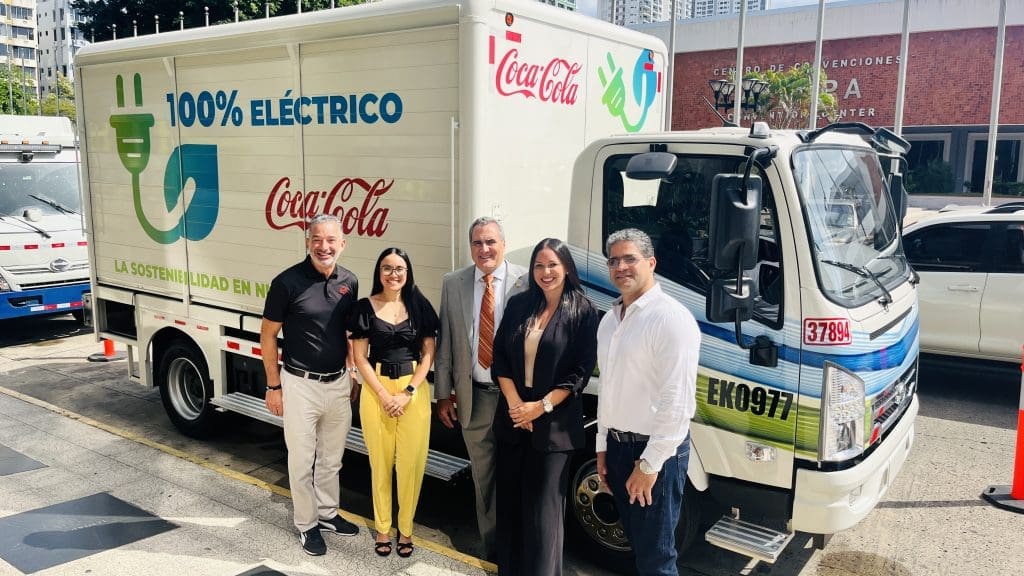 Por octavo año consecutivo, Coca-Cola Femsa destacó su compromiso ambiental como patrocinador del XVI Simposio Internacional De Sostenibilidad junto al Sindicato De Industriales De Panamá - Vida Digital con Alex Neuman