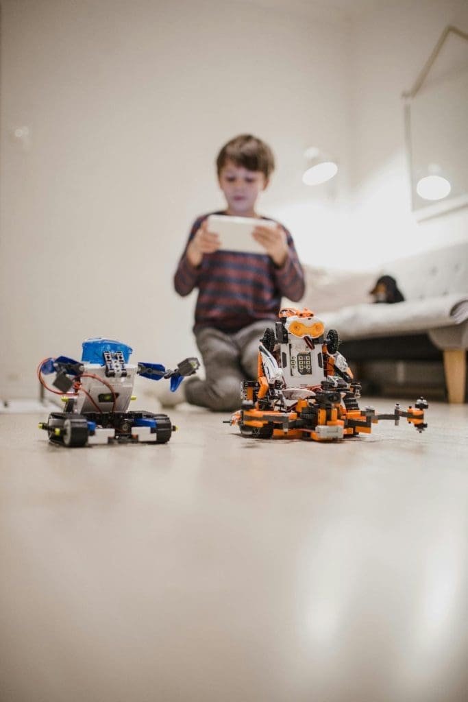 Vulnerabilidades en juguetes inteligentes ponen a los niños en riesgo de interactuar con ciberdelincuentes - Vida Digital con Alex Neuman